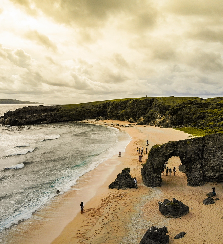 Explore Nakabuang Arch
